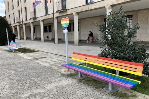 Ponferrada dedica al colectivo trans un banco en la Plaza del。